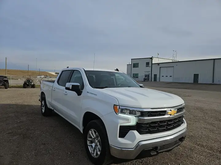 Chevrolet Silverado 2023 photo 2