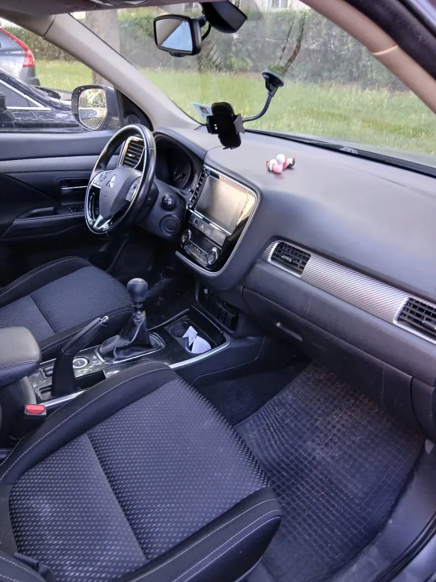 Mitsubishi Outlander 2017 photo 2