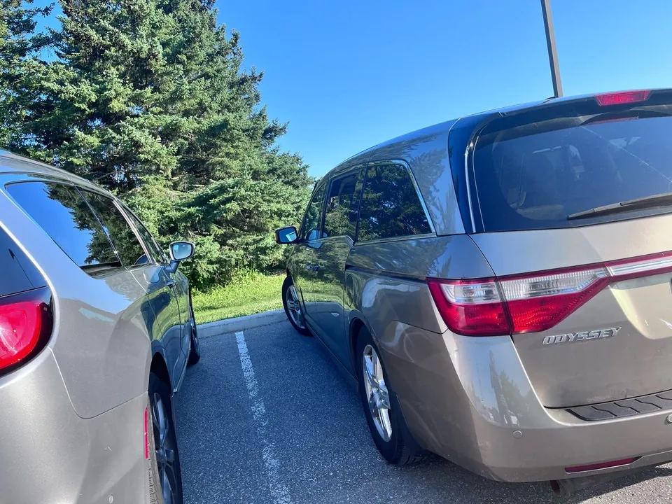 Honda Odyssey 2011 photo 2
