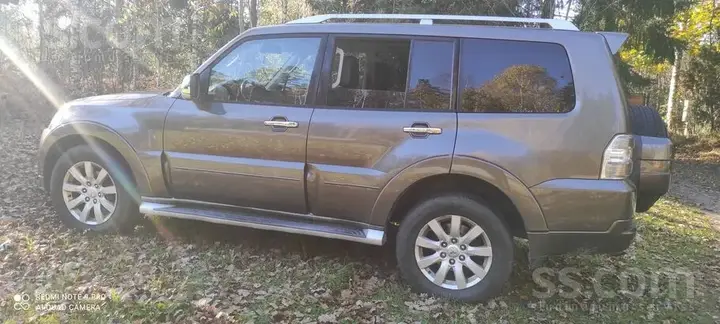 Mitsubishi Pajero 2010 photo 2