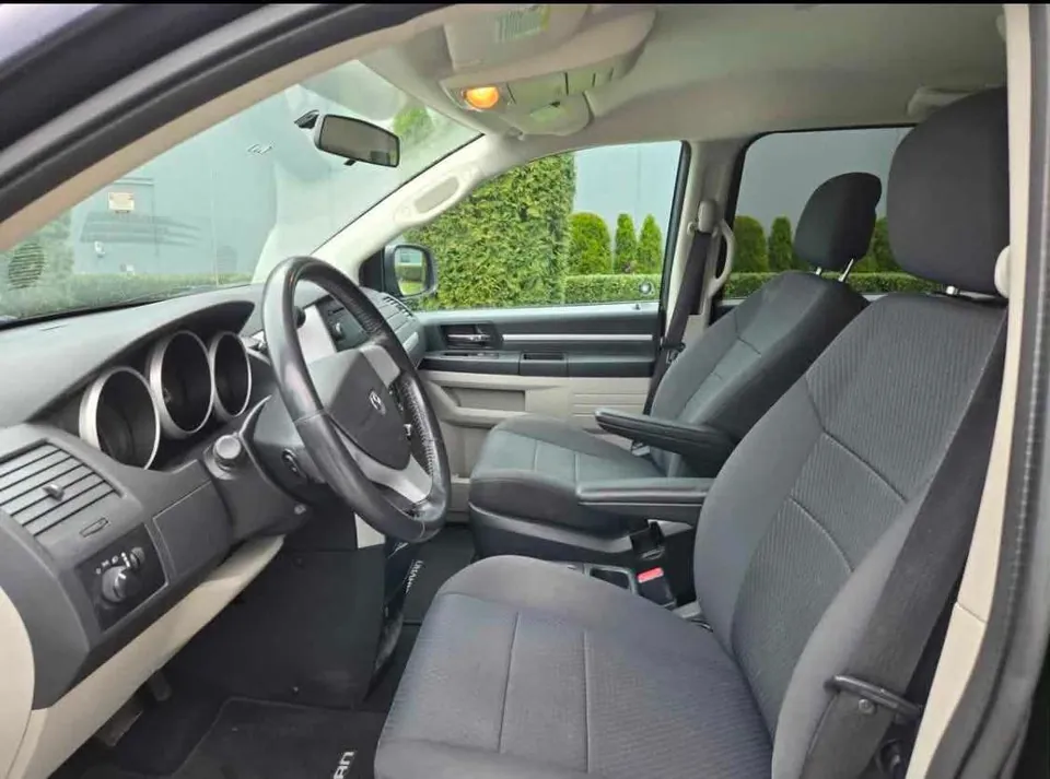Dodge Grand Caravan 2010 photo 2