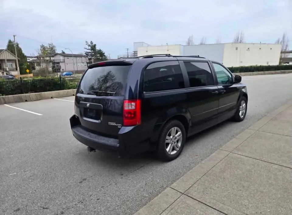 Dodge Grand Caravan 2010 photo 3