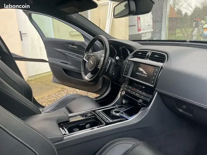 Jaguar Xe 2018 photo 3