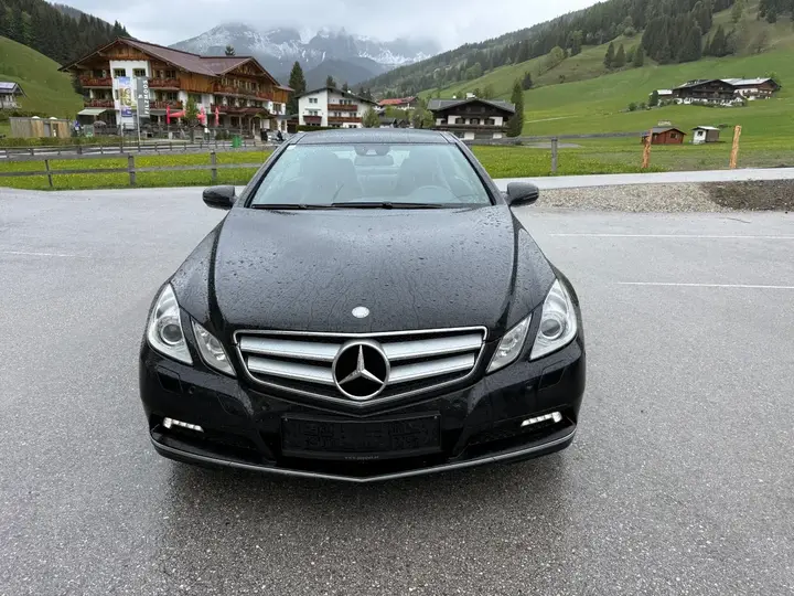 Mercedes-Benz E-Class 2009 photo 2