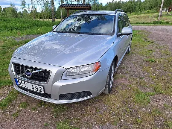 Volvo V70 2012 photo 2