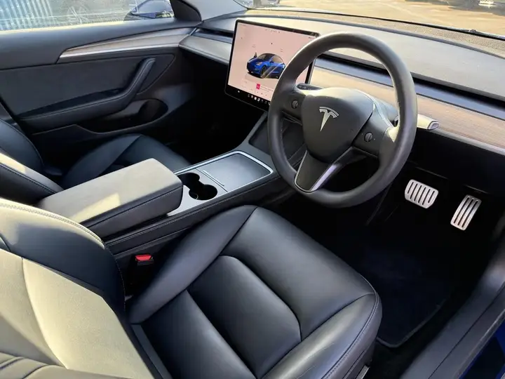 Tesla Model 3 2023 photo 2