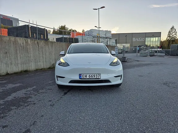 Tesla Model Y 2024 photo 2