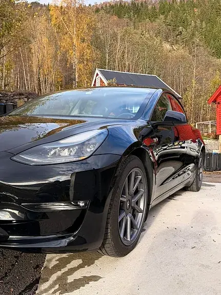 Tesla Model 3 2023 photo 2