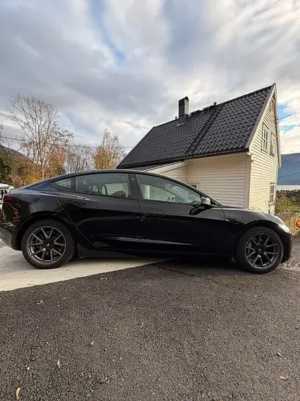 Tesla Model 3 2023 photo 4