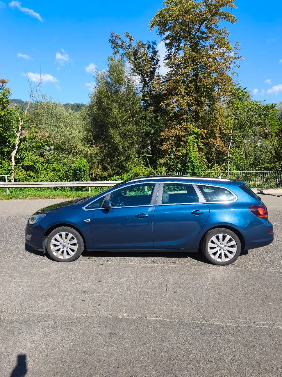 Opel Astra 2011 photo 2