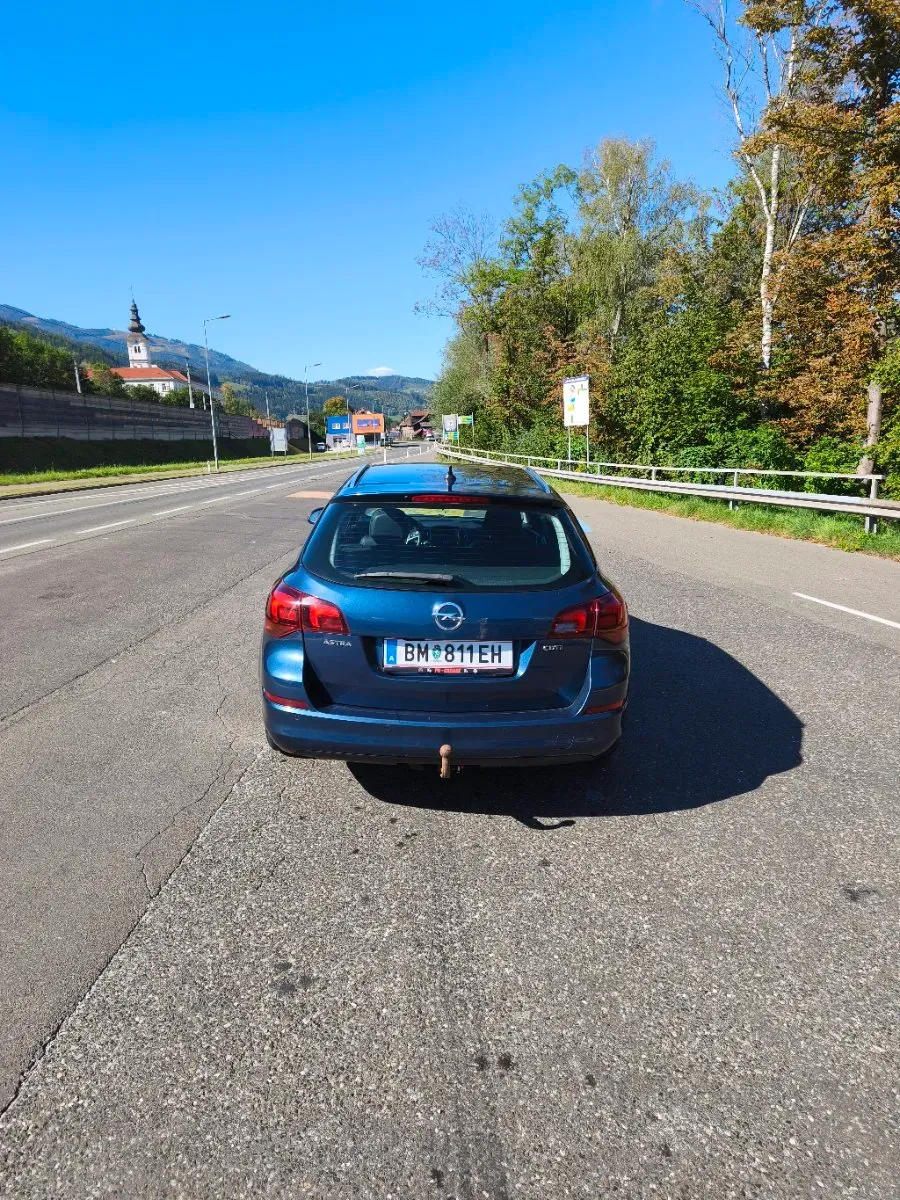Opel Astra 2011 photo 3