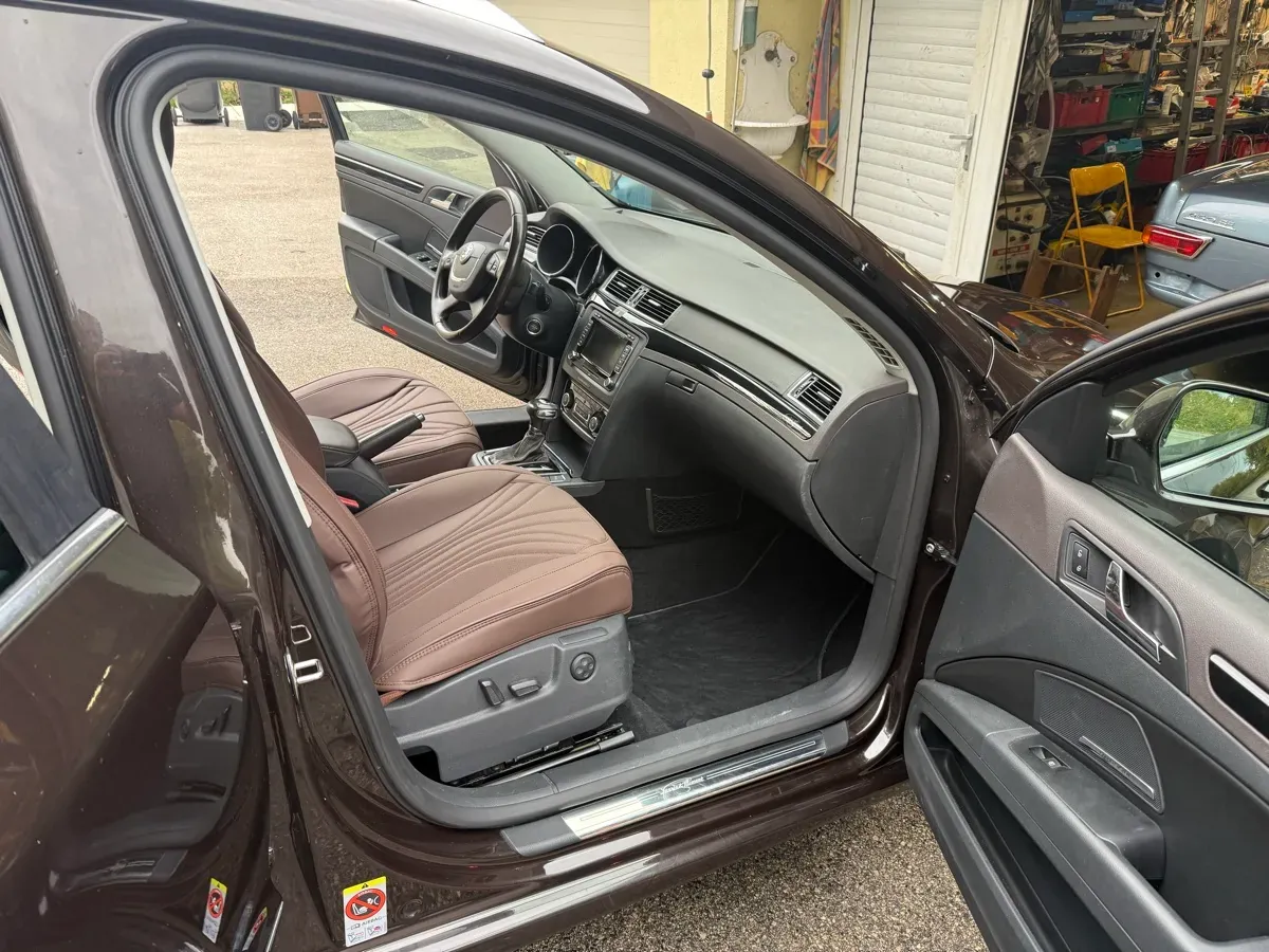 Skoda Superb 2012 photo 2