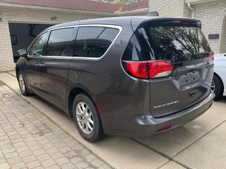 Chrysler Grand Caravan 2021 photo 2