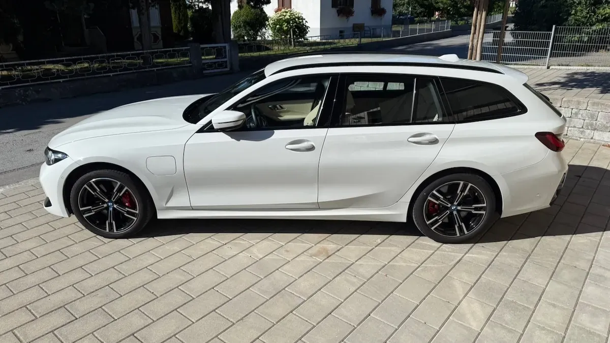 BMW 3 Series 2024 photo 2