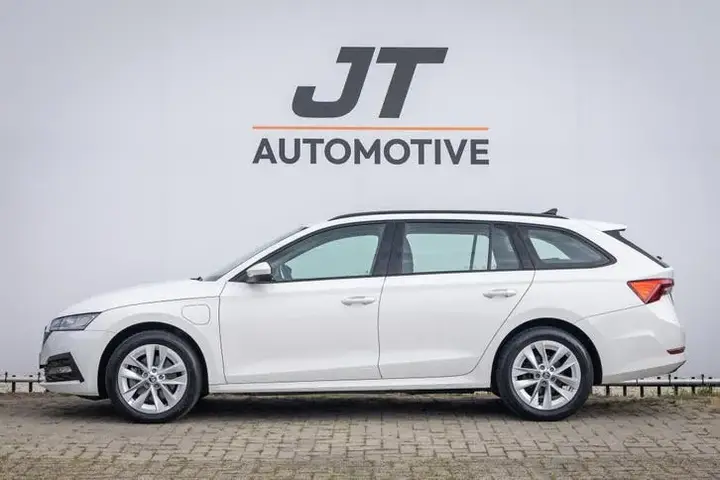 Skoda Octavia 2023 photo 2