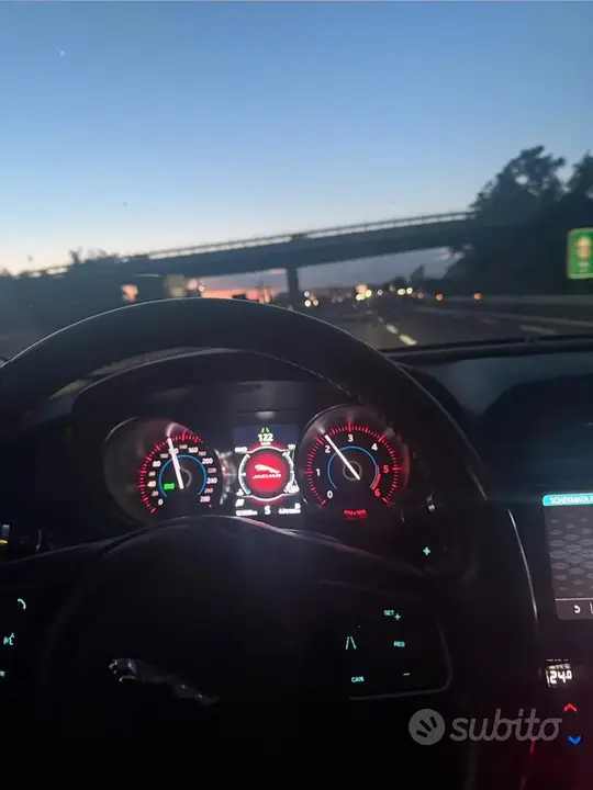 Jaguar F-Pace 2018 photo 2