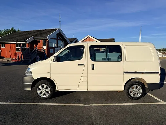 Toyota Hiace 2010 photo 3