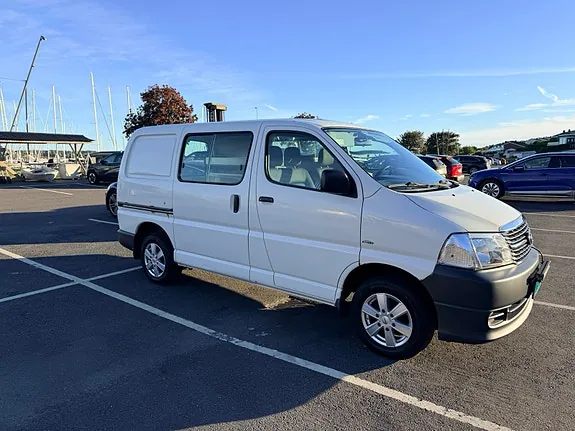 Toyota Hiace 2010 photo 2