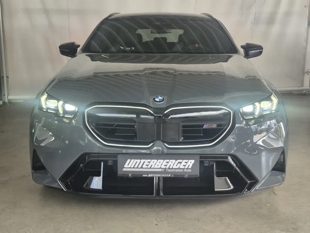 BMW 5 Series photo 2