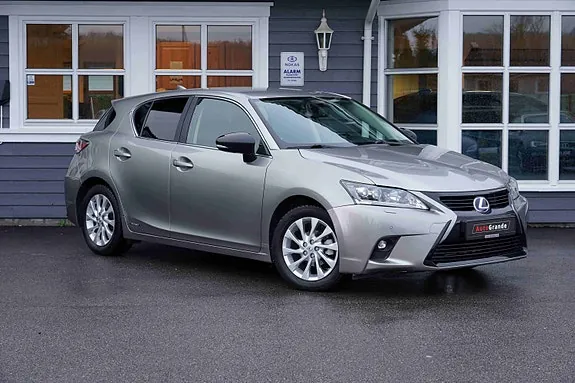Lexus Ct200H 2017 photo 2