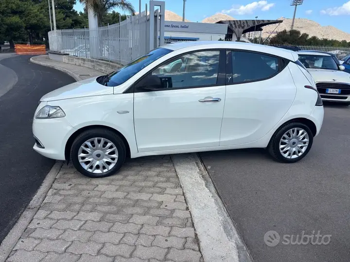 Lancia Ypsilon 2013 photo 2