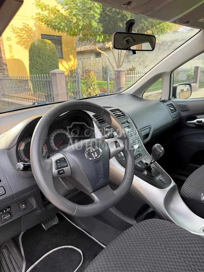 Toyota Auris 2011 photo 5
