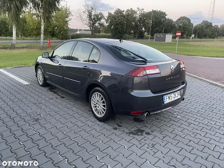 Renault Laguna 2011 photo 2