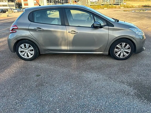 Peugeot 208 2012 photo 3