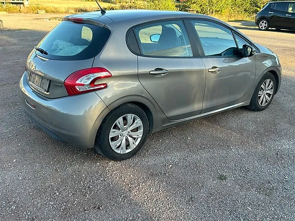 Peugeot 208 2012 photo 4