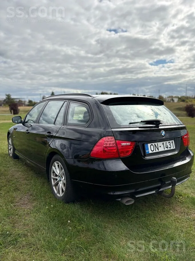 BMW 318 2011 photo 2