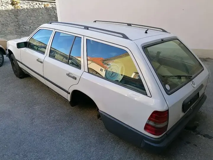 Mercedes-Benz E-Class 1987 photo 3
