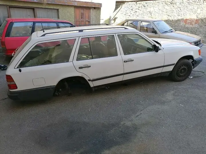 Mercedes-Benz E-Class 1987 photo 2