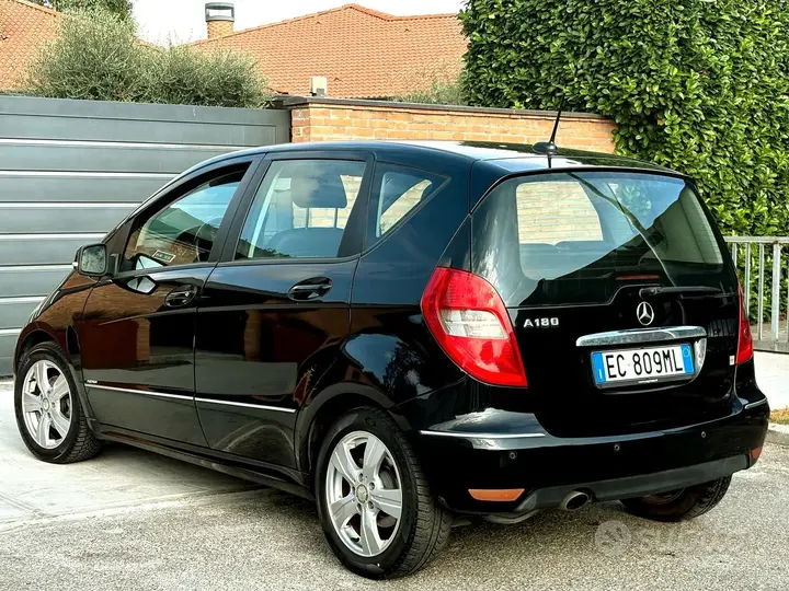 Mercedes-Benz A 180 2010 photo 4