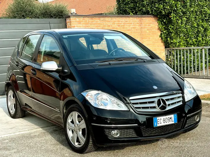 Mercedes-Benz A 180 2010 photo 2