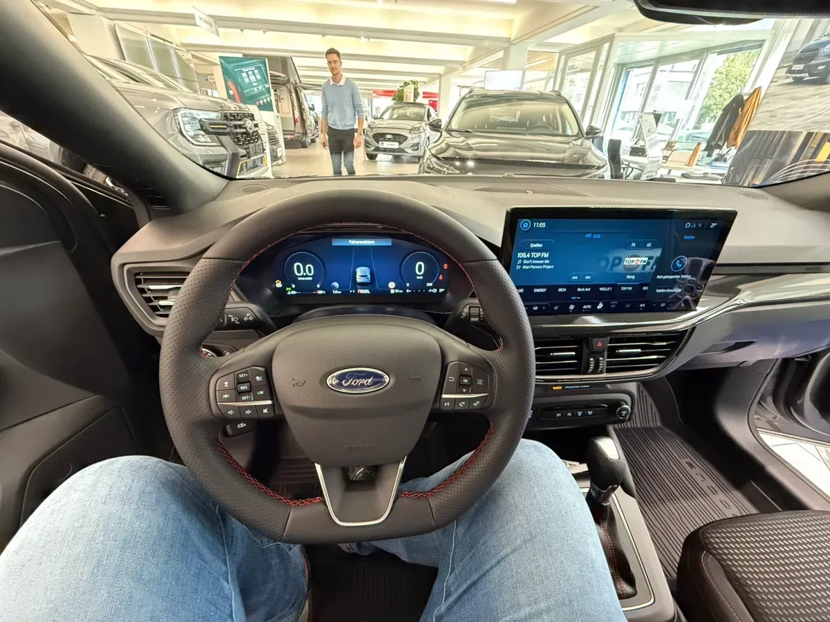 Ford Focus 2024 photo 2
