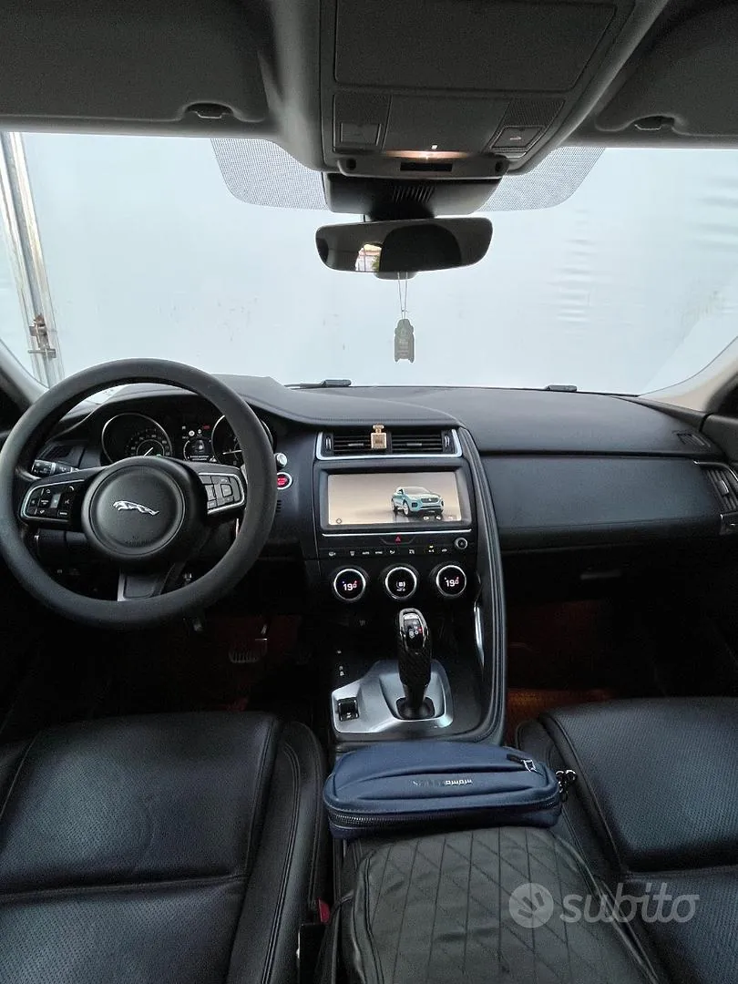Jaguar E-Pace 2018 photo 5