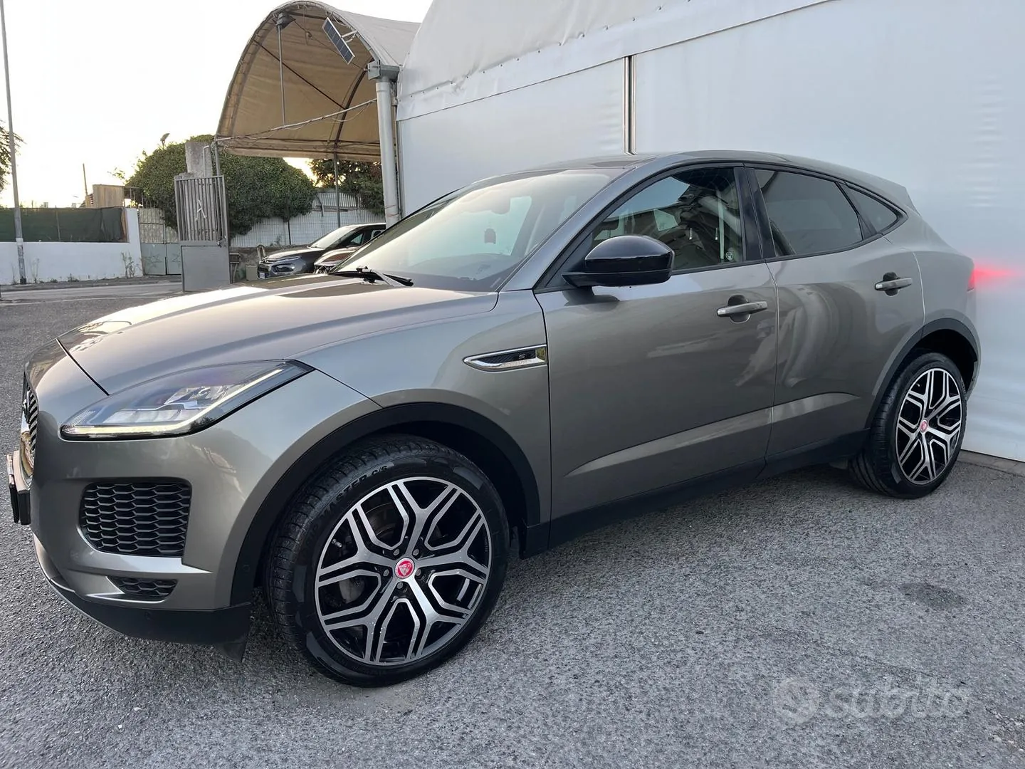 Jaguar E-Pace 2018 photo 2