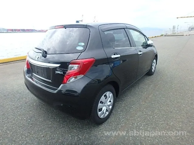 Toyota Vitz 2015 photo 4