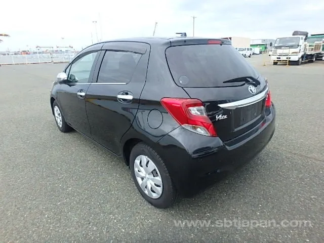 Toyota Vitz 2015 photo 3