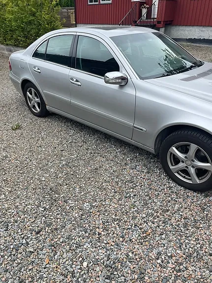 Mercedes-Benz E220 2003 photo 3