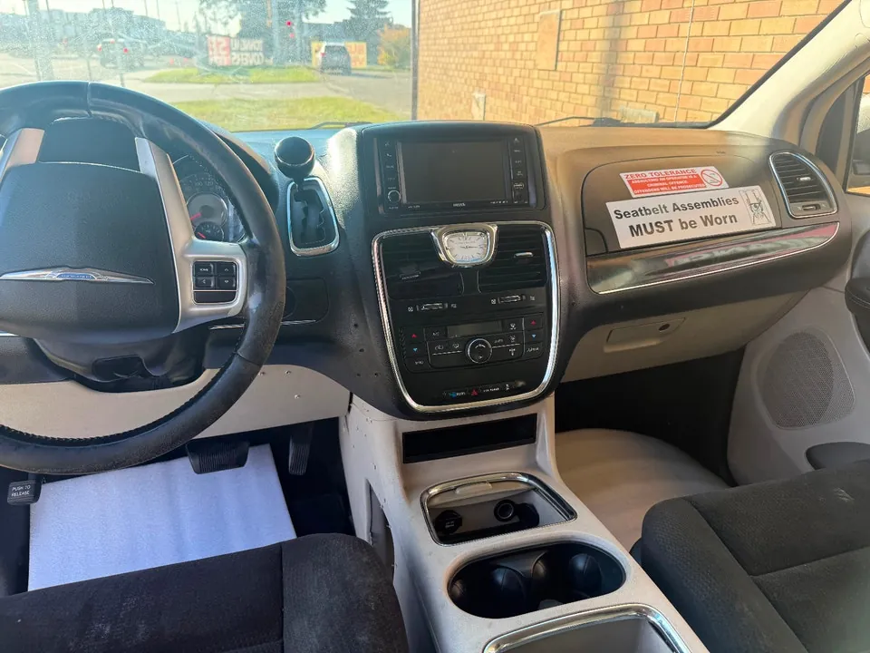 Chrysler Town & Country 2015 photo 3