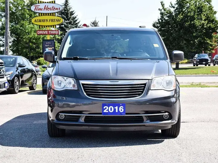 Chrysler Town & Country 2016 photo 2