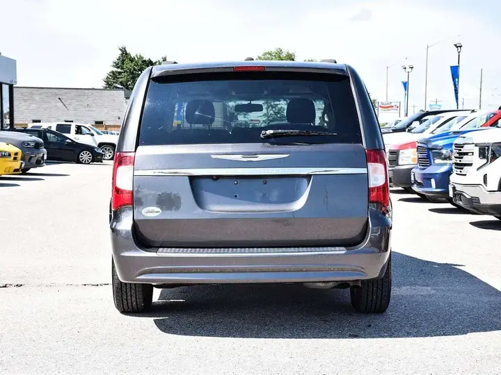 Chrysler Town & Country 2016 photo 5
