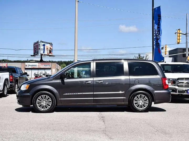 Chrysler Town & Country 2016 photo 3