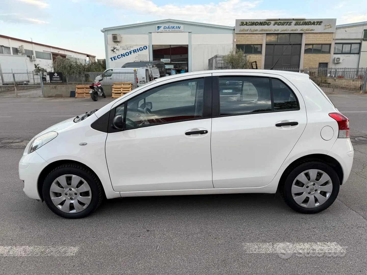 Toyota Yaris 2011 photo 4