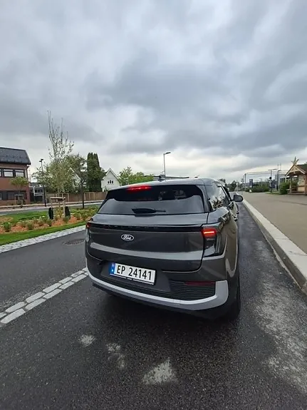 Ford Explorer 2025 photo 2