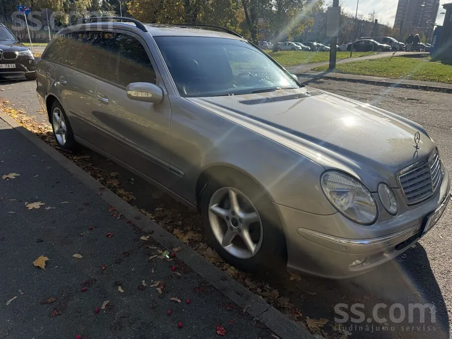 Mercedes-Benz E320 2003 photo 2