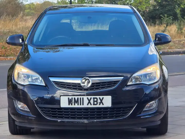 Vauxhall Astra 2011 photo 3