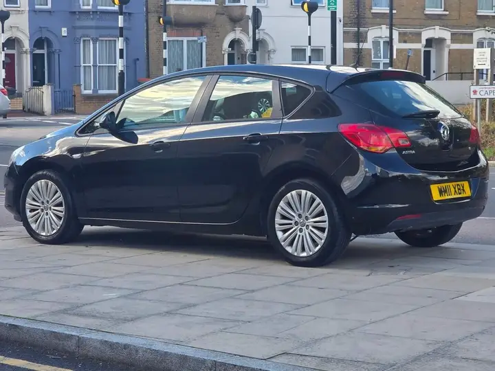 Vauxhall Astra 2011 photo 5