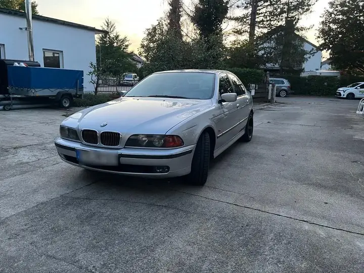 BMW 523I